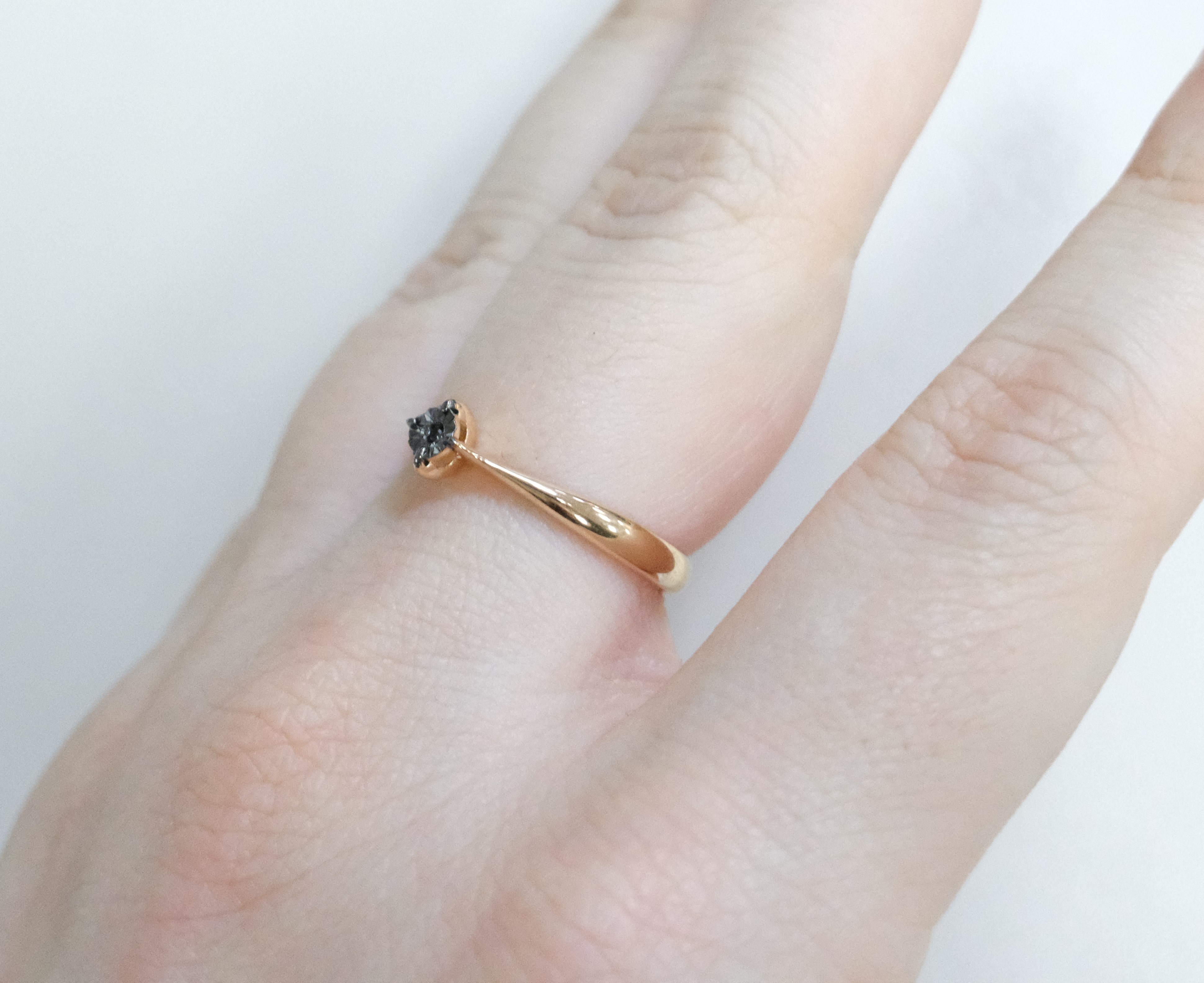 Серебряное кольцо с черным бриллиантом